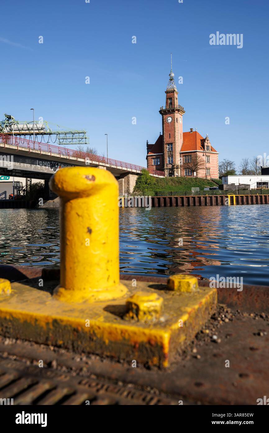Das alte Hafenbüro im Dortmunder Hafen, Hafenbrücke, Festmacherpfoller, Nordrhein-Westfalen, Deutschland. das Alte Hafenamt im Hafen Dortmund, Stockfoto
