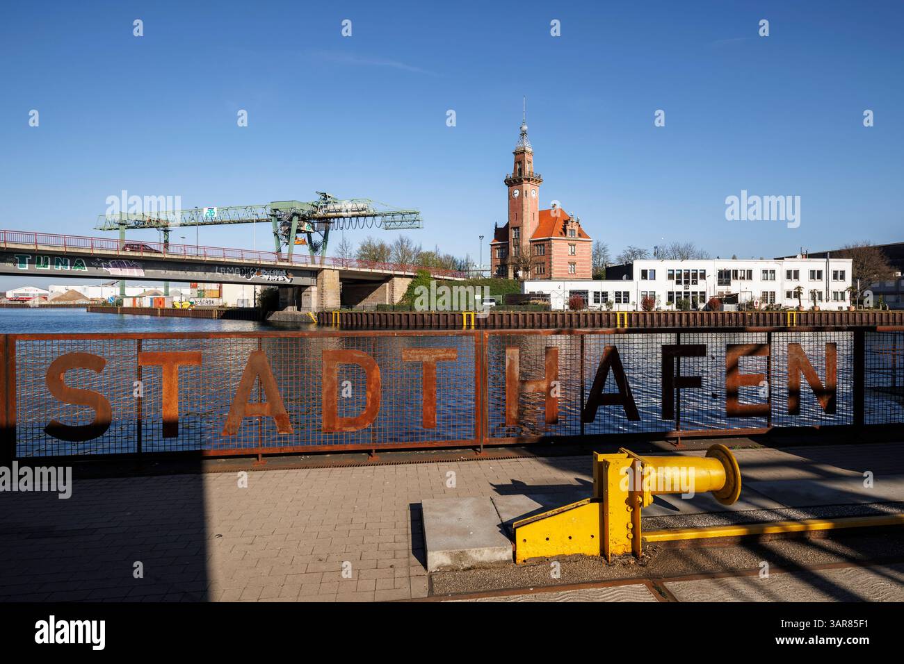 Blick von der Spichernstraße im Hafenviertel zum alten Hafenbüro im Dortmunder Hafen, Hafenbrücke, Nordrhein-Westfalen, Deutsch Stockfoto
