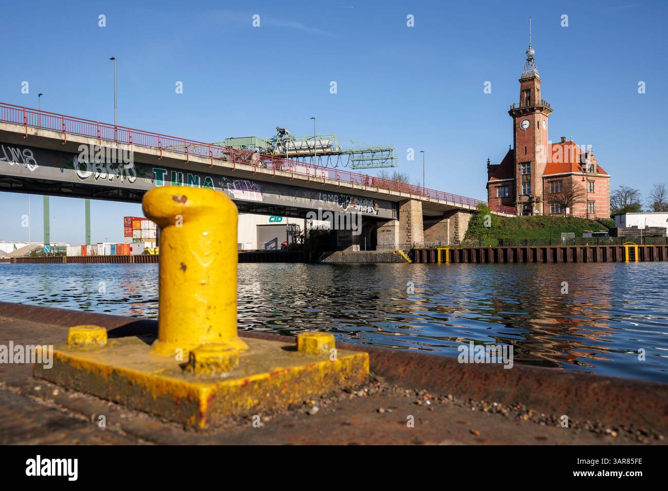 Das alte Hafenbüro im Dortmunder Hafen, Hafenbrücke, Festmacherpfoller, Nordrhein-Westfalen, Deutschland. das Alte Hafenamt im Hafen Dortmund, Stockfoto