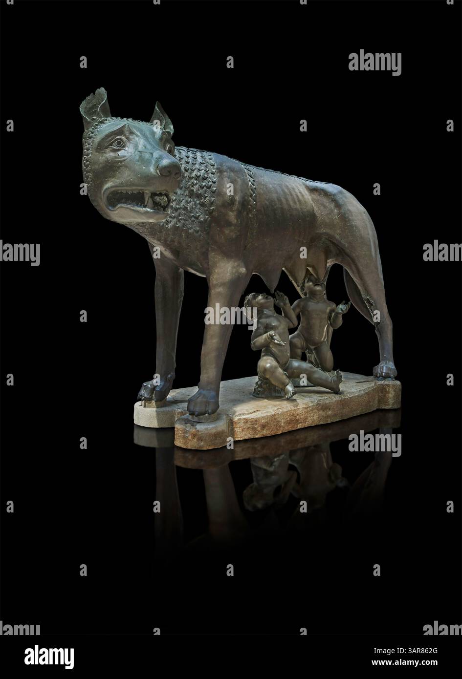 Die etruskische Bronzeskulptur der Kapitolin Sie Wolf zeigt eine Wolfsfrau, die die mythischen Zwillingsgründer von Rom, Romulus und Remus säugt. Dat Stockfoto