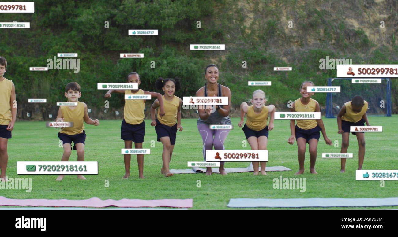 Bild von Social-Media-Ikonen mit einer Anzahl von Kindern am Sporttag im Park Stockfoto