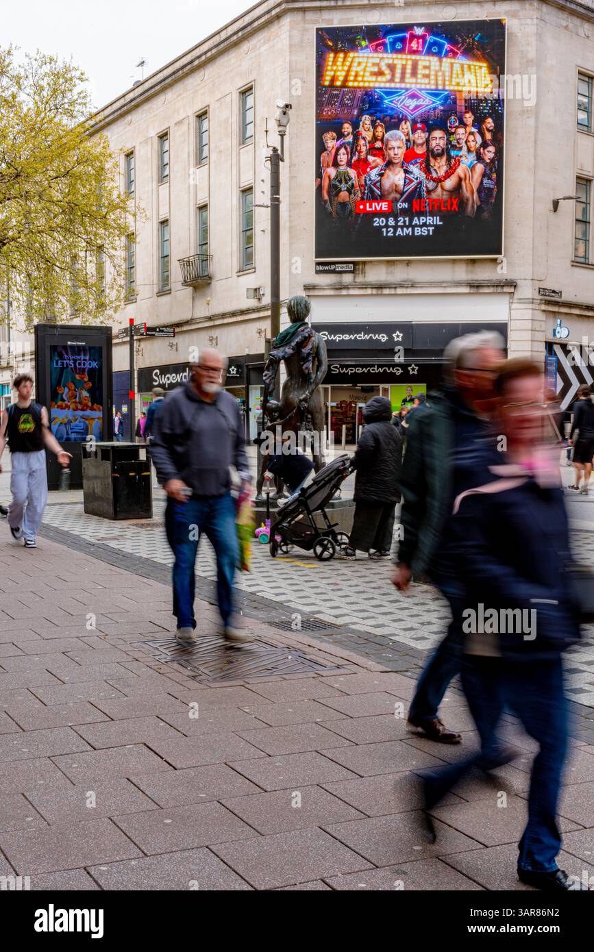 Das digitale Display in der Queen Street in Cardiff ist eine moderne elektronische Plakatwand, die die Aufmerksamkeit von Passanten auf sich zieht. Stockfoto