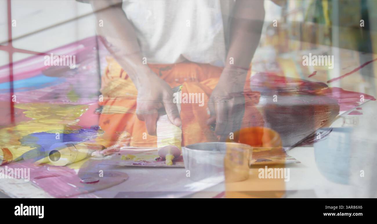 Bild eines afroamerikanischen Mannes, der über der Malerei malt Stockfoto