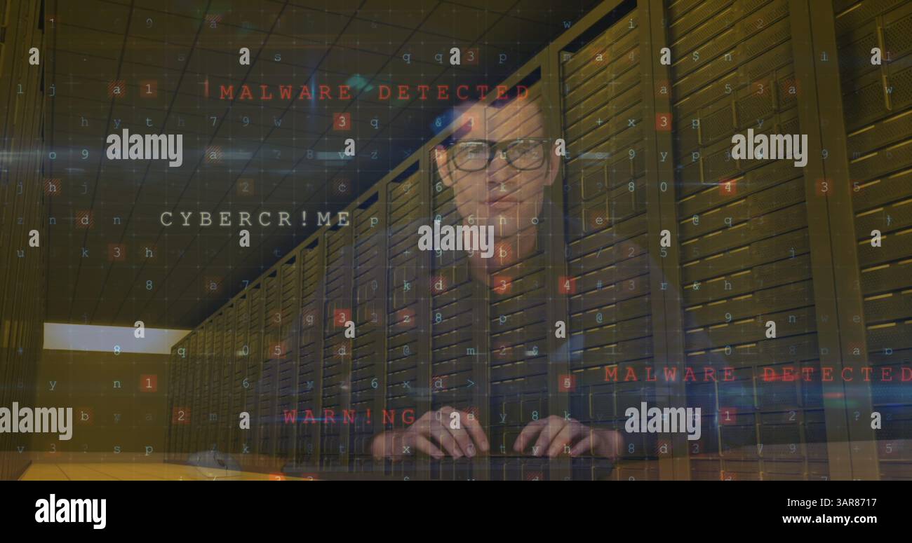 Abbildung: Warnung vor Cyberangriffen und Datenverarbeitung über männliche Hacker- und Computerserver Stockfoto