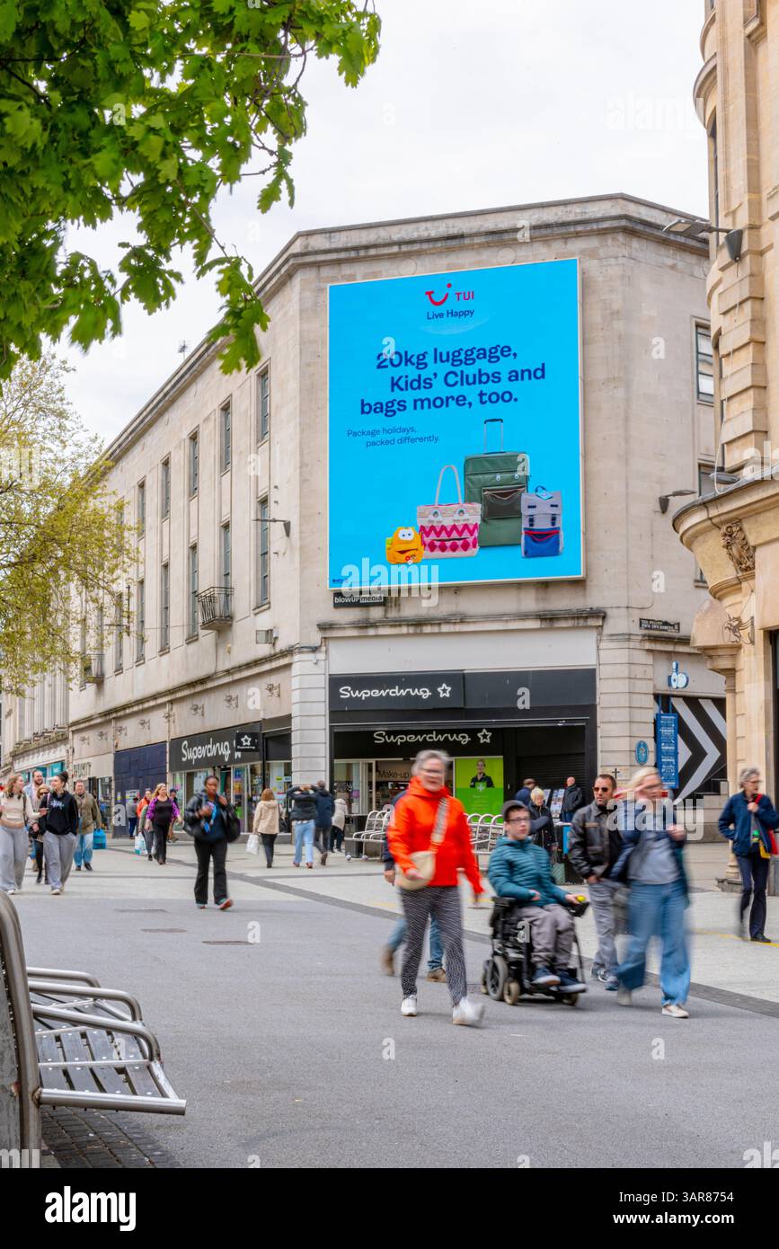Das digitale Display in der Queen Street in Cardiff ist eine moderne elektronische Plakatwand, die die Aufmerksamkeit von Passanten auf sich zieht. Stockfoto