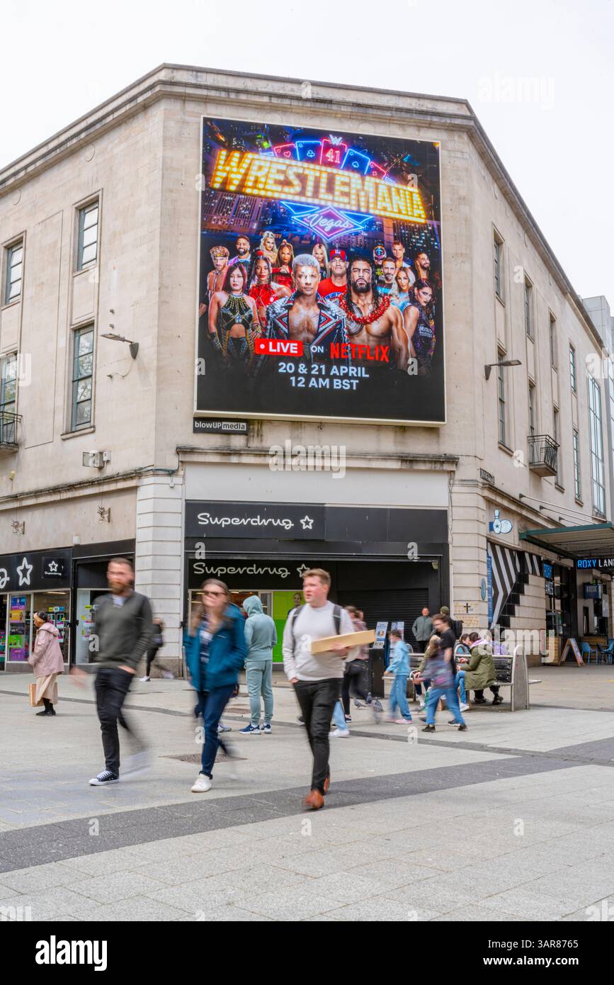 Das digitale Display in der Queen Street in Cardiff ist eine moderne elektronische Plakatwand, die die Aufmerksamkeit von Passanten auf sich zieht. Stockfoto