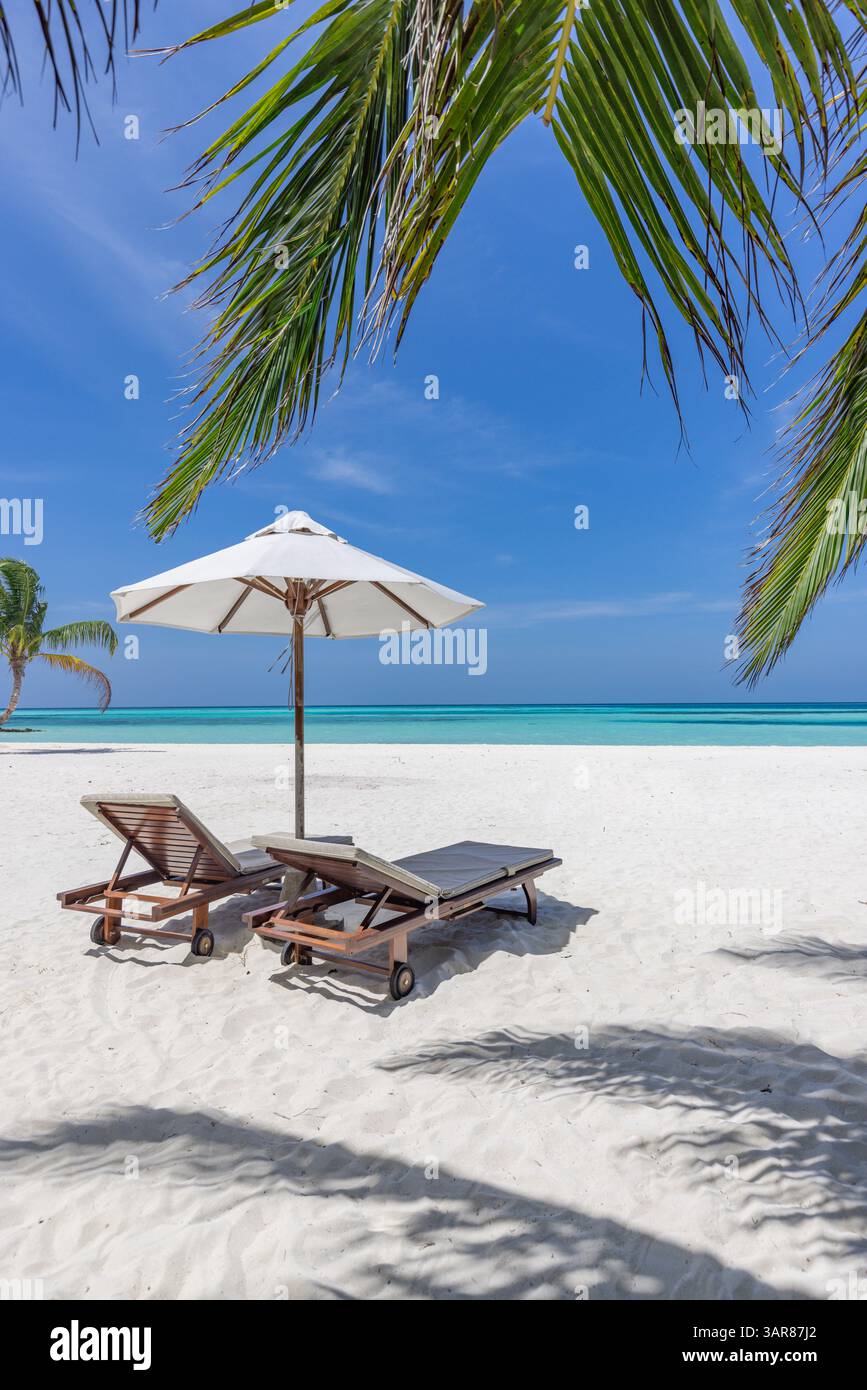 Liegestühle Sonnenschirm romantischer Flitterwochenstrand, romantisch für Sommerurlaub, entspannendes Meer mit atemberaubender Aussicht, sonniger Himmel und tropischer Zufluchtsort Stockfoto