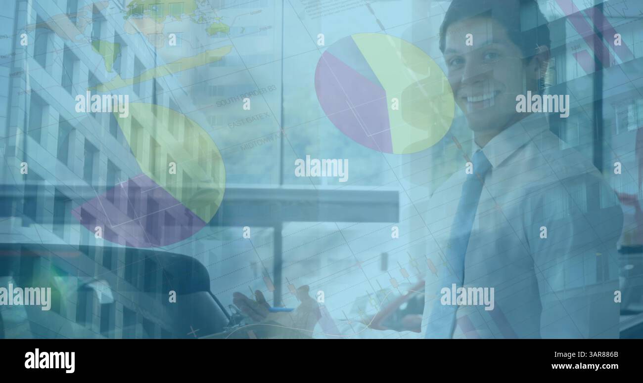 Bild der Datenverarbeitung über lächelnden kaukasier Geschäftsmann im Büro Stockfoto