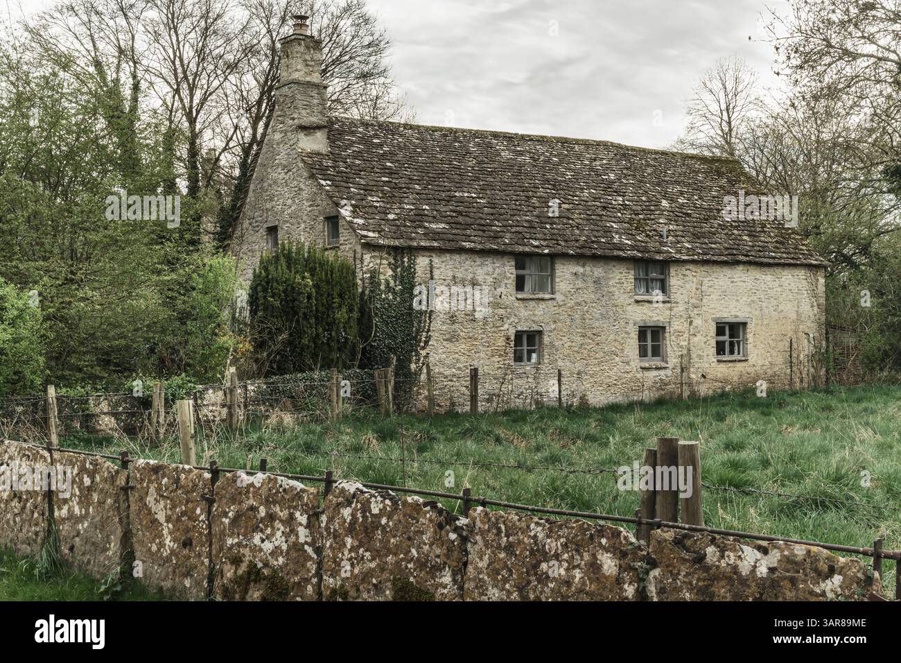Kelmscott, Oxfordshire - eines der malerischen kleinen Cottages im Dorf Kelmscott in West Oxfordshire, England. Stockfoto
