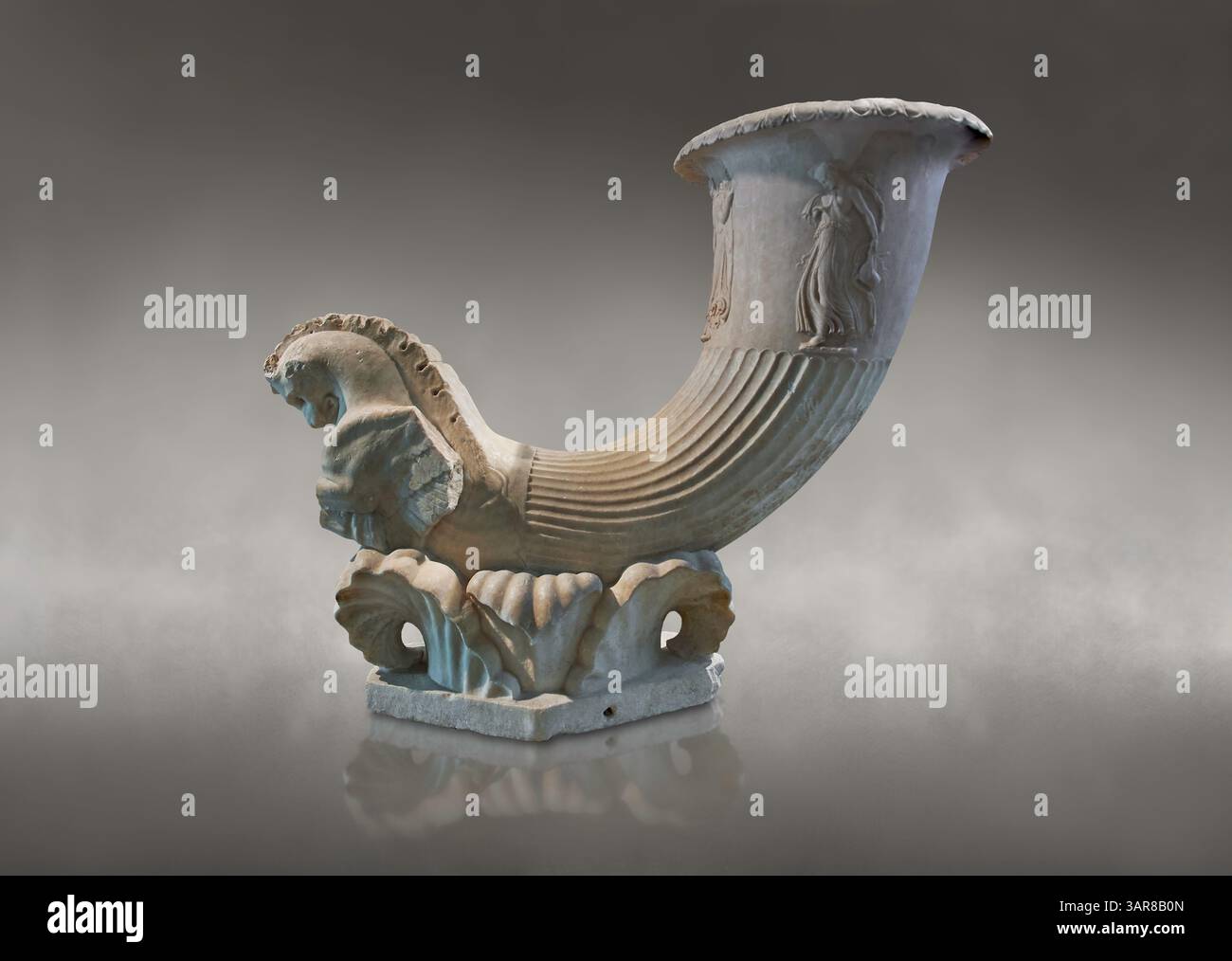 Römische Skulptur eines Brunnens in Form eines Trinkhorns (rhytón) signiert von Pontios. Capitolione Museum Rom, Inv. MC1101. Ein Rhyton war ein Cere Stockfoto