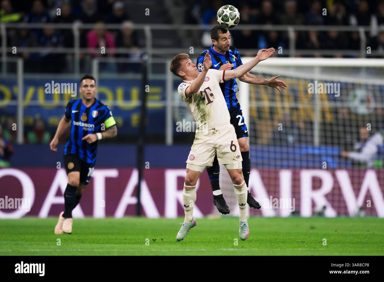 Mailand, Italien. 16. April 2025. Henrikh Mkhitaryan vom FC Internazionale tritt in der K.-o.-Phase der UEFA Champions League 2024/25 gegen Joshua Kimmich vom FC Bayern München um einen Kopfball an. Quelle: Nicolò Campo/Alamy Live News Stockfoto