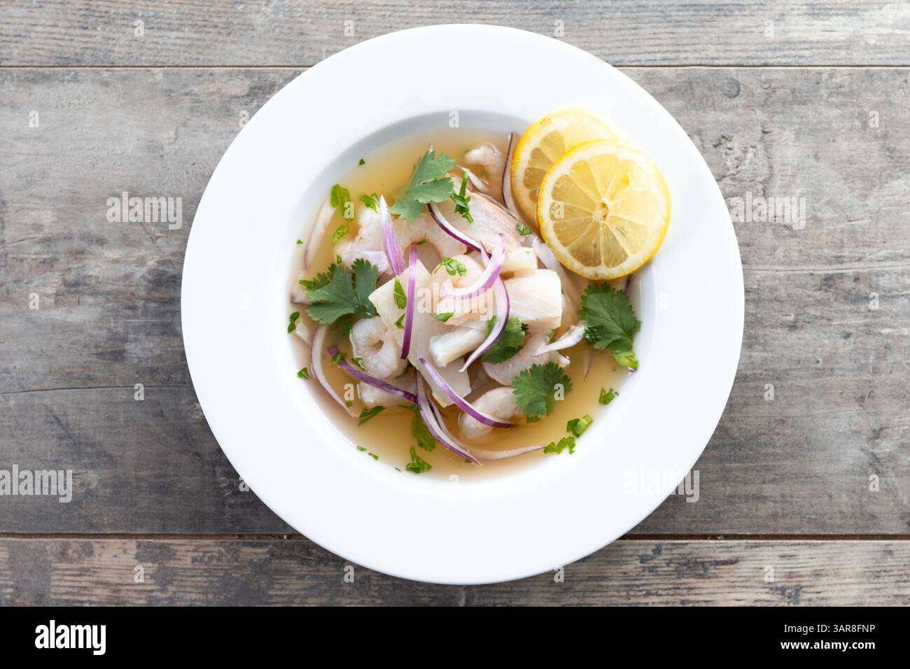 Traditionelles peruanisches Ceviche-Wolfsbarschfilet auf Holztisch Stockfoto