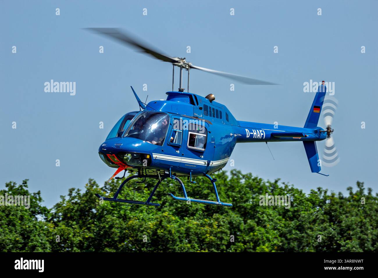 Bell 206 JetRanger Hubschrauber landet auf dem Heliport Ahlen-Nord. Deutschland - 5. Juni 2016 Stockfoto