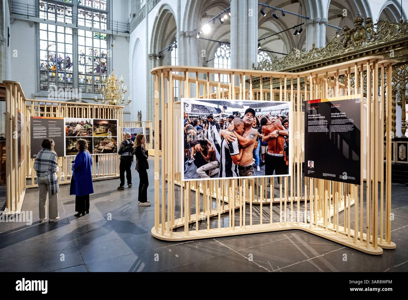 AMSTERDAM - die World Press Photo Ausstellung im Nieuwe Kerk. Die World Press Photo ist eine der renommiertesten Auszeichnungen für Fotojournalisten. ANP ROBIN VAN LONKHUIJSEN niederlande aus - belgien aus Stockfoto