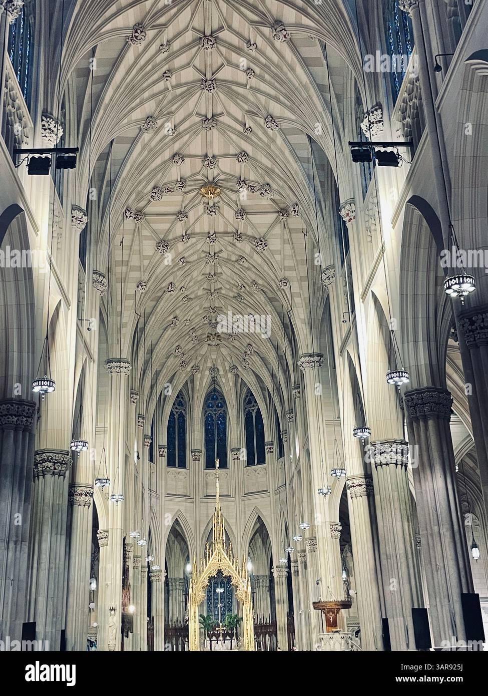 Die St. Patrick's Cathedral im Herzen von Manhattan ist Sitz der Diözese New York und Kardinal Dolan, 2025, New York City, USA - Smartphone-aufgenommenes Stockfoto