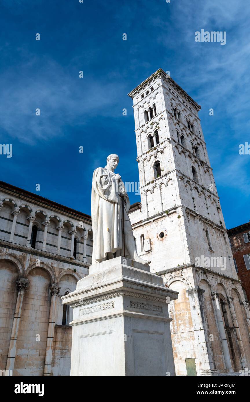 Panoramablick auf Chiesa di San Michele in Foro im historischen Zentrum von Lucca Italien an einem sonnigen Sommertag mit klarem blauem Himmel und warmem Licht auf dem Stockfoto