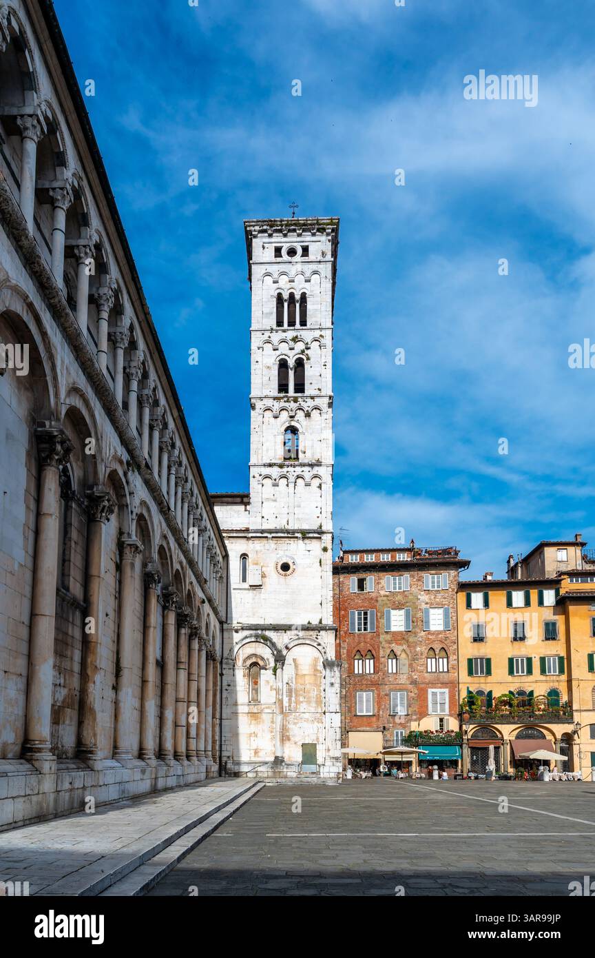 Panoramablick auf Chiesa di San Michele in Foro im historischen Zentrum von Lucca Italien an einem sonnigen Sommertag mit klarem blauem Himmel und warmem Licht auf dem Stockfoto