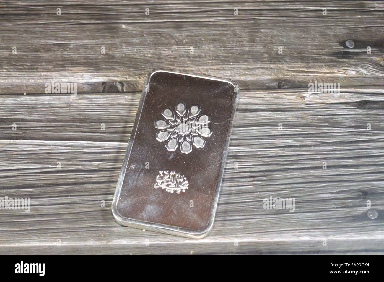 Kairo, Ägypten, 21. Februar 2025: Nagm Ad-DIN reines Feinsilber 250 Gramm bar, Silberinvestition, Wechselkurs, Inflationskrise und Spargeld Stockfoto