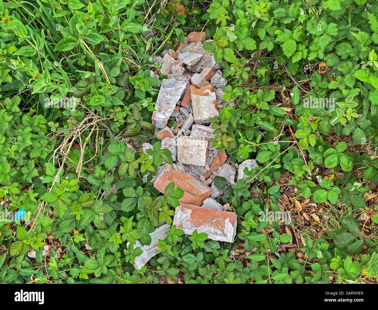 Schutt wurde am Straßenrand in Großbritannien abgeladen - Smartphone-aufgenommenes Stockfoto