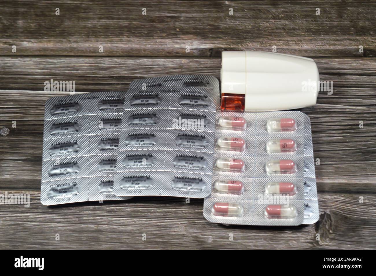 Kairo, Ägypten, 21. Februar 2025: Miflonide Breezhaler 400 mcg 60 Kapseln und ein Inhalator, ein Brochodilatator von Novartis, zur Behandlung chronischer Asthma-Obstruktion Stockfoto