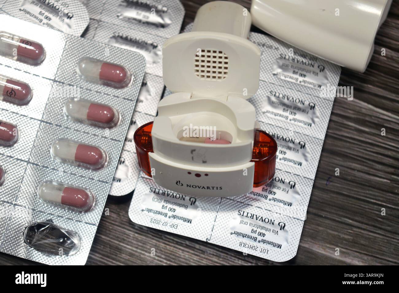 Kairo, Ägypten, 21. Februar 2025: Miflonide Breezhaler 400 mcg 60 Kapseln und ein Inhalator, ein Brochodilatator von Novartis, zur Behandlung chronischer Asthma-Obstruktion Stockfoto