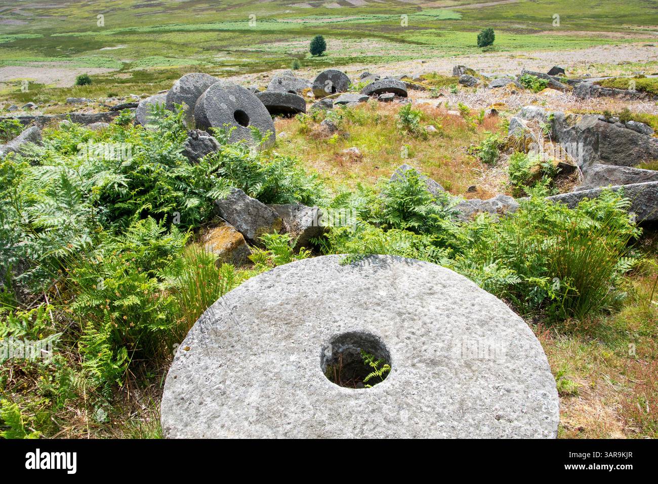 Derbyshire, Großbritannien – 5. Juli 2024: Mehrere Mühlsteine liegen im Moorland des Peak District Stockfoto