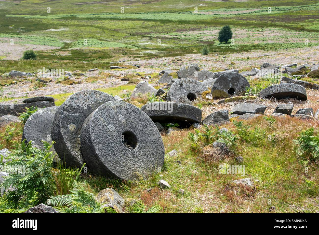 Derbyshire, Großbritannien – 5. Juli 2024: Mehrere Mühlsteine liegen im Moorland des Peak District Stockfoto