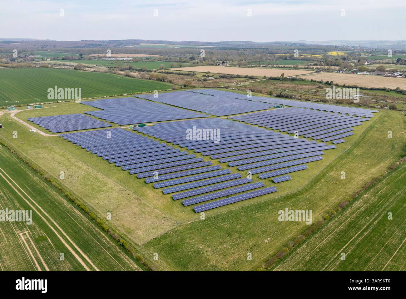 Luftaufnahme eines großen Feldes von Solarpaneelen, Barnham (in der Nähe von Binsted), West Sussex, Großbritannien. Stockfoto