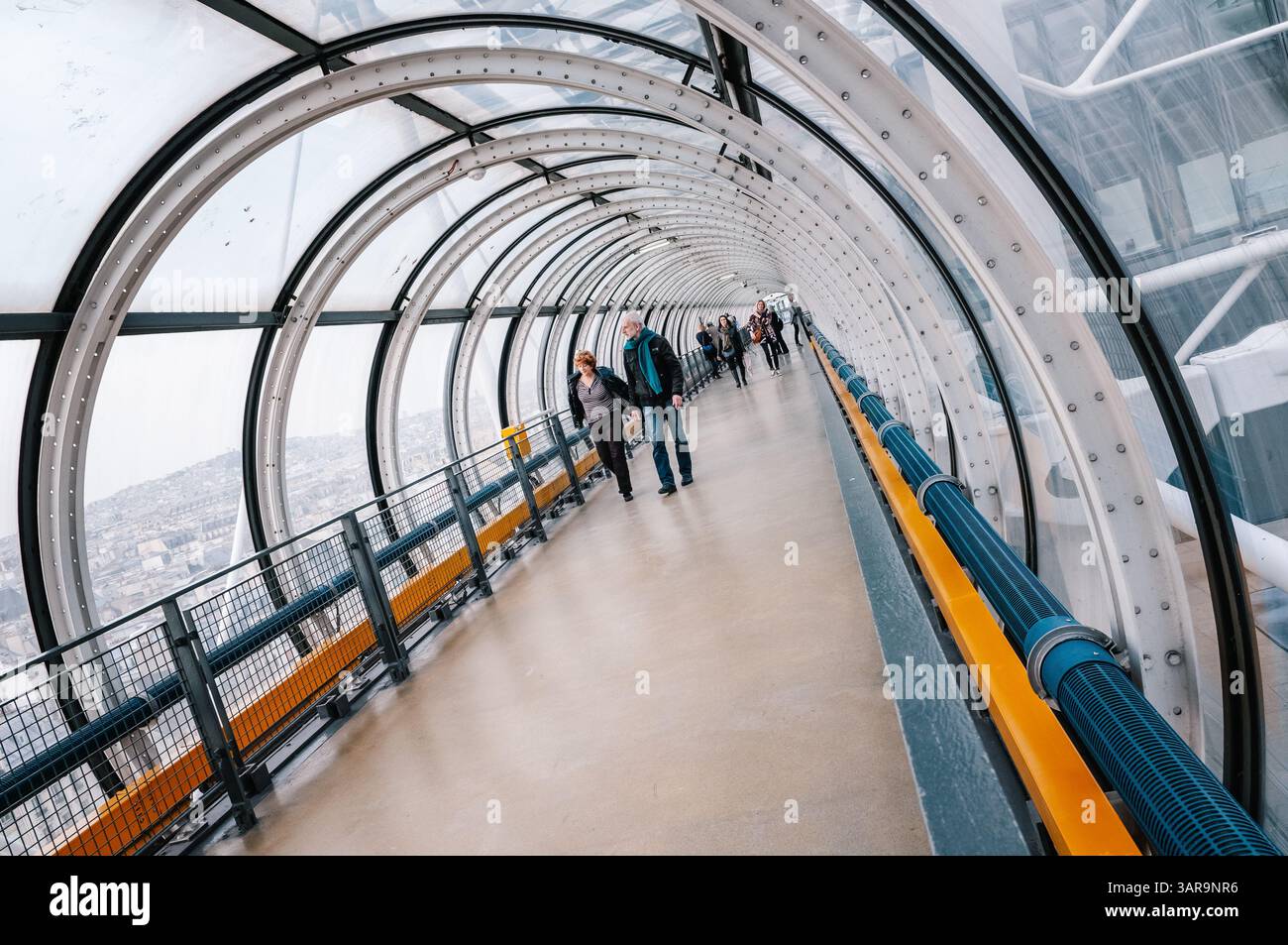 Die raupe oder der Glastunnel, Centre Pompidou, Paris, Frankreich Stockfoto