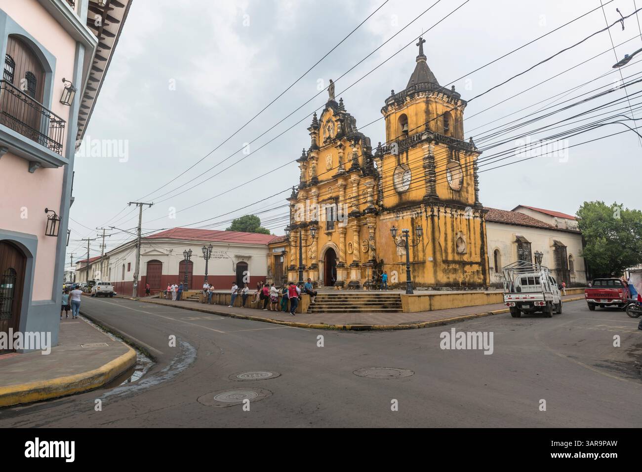 Die gelbe barocke Iglesia de la Recoleccion im mexikanischen Stil in Leon, Nicaragua. Stockfoto
