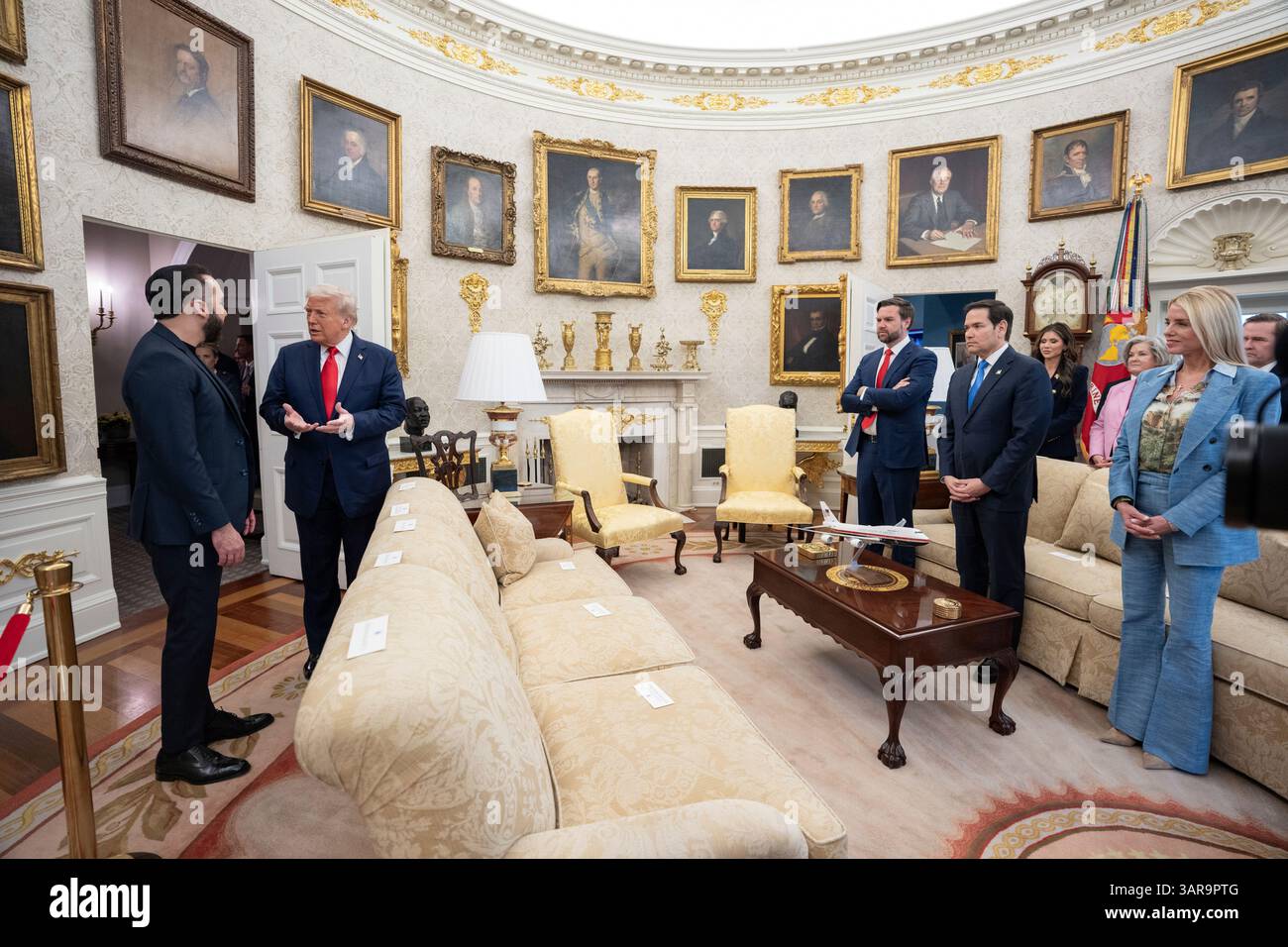 WASHINGTON DC, USA - 14. APRIL 2025 - US-Präsident Donald Trump veranstaltet am Montag, 14. April, ein bilaterales Treffen mit Präsident Nayib Bukele aus El Salvador. Stockfoto