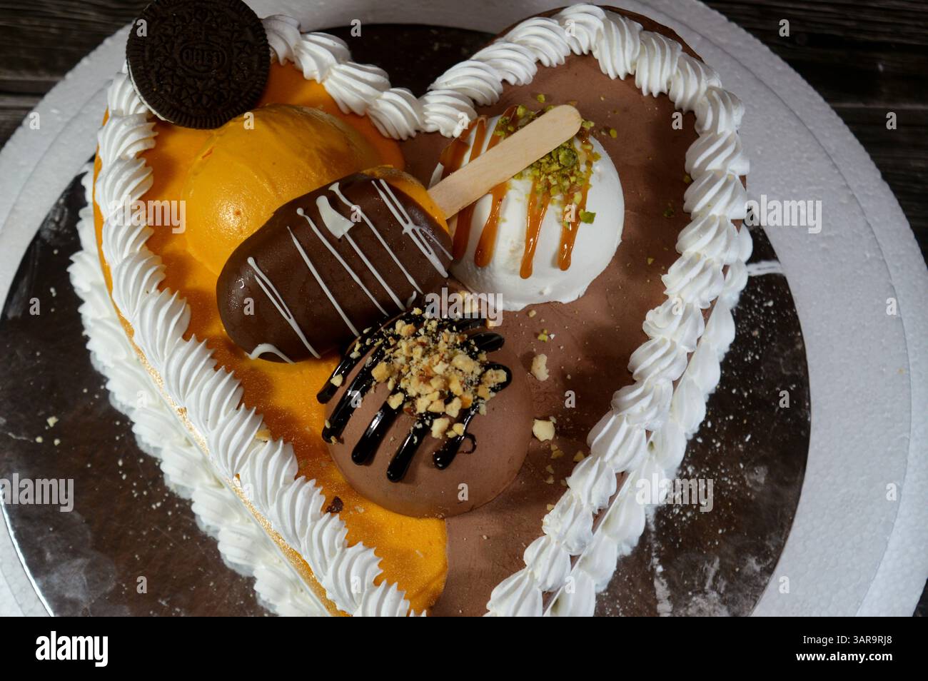 Kairo, Ägypten, 23. März 2025: Eiskuchen mit verschiedenen Geschmacksrichtungen und einer Biskuitschicht in Eis und Schlagsahne, Eis von Stockfoto