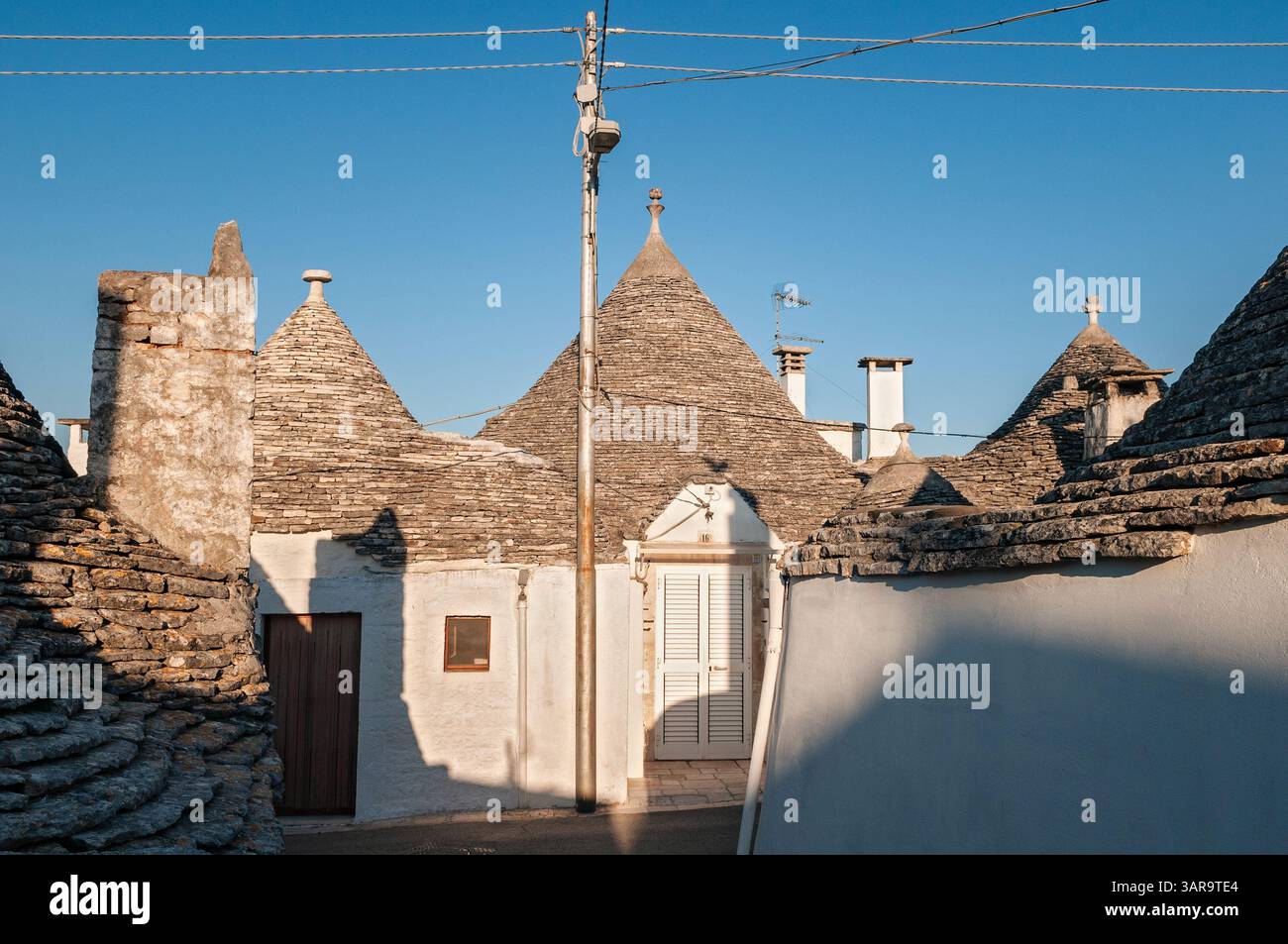 Trulli in einer verlassenen Straße in Alberobello, Apulien, Italien Stockfoto
