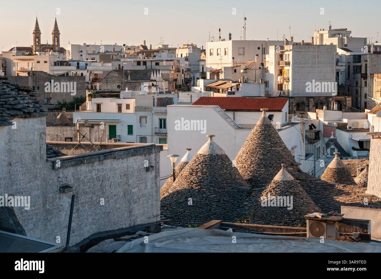 Blick auf Alberobello von einer Panoramaterrasse, Apulien, Italien Stockfoto