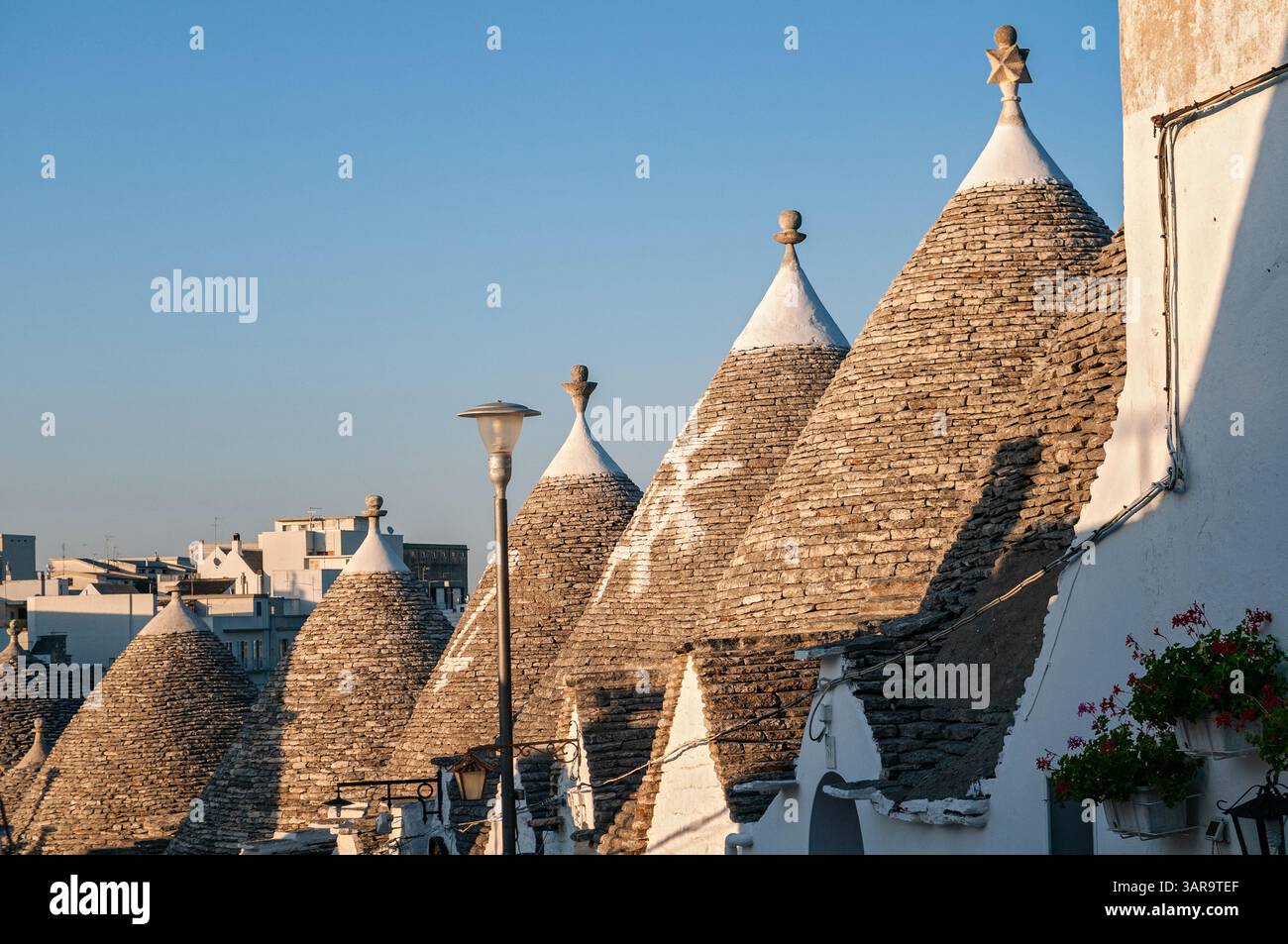 Konische Dächer der Trulli von Alberobello, Apulien, Italien Stockfoto