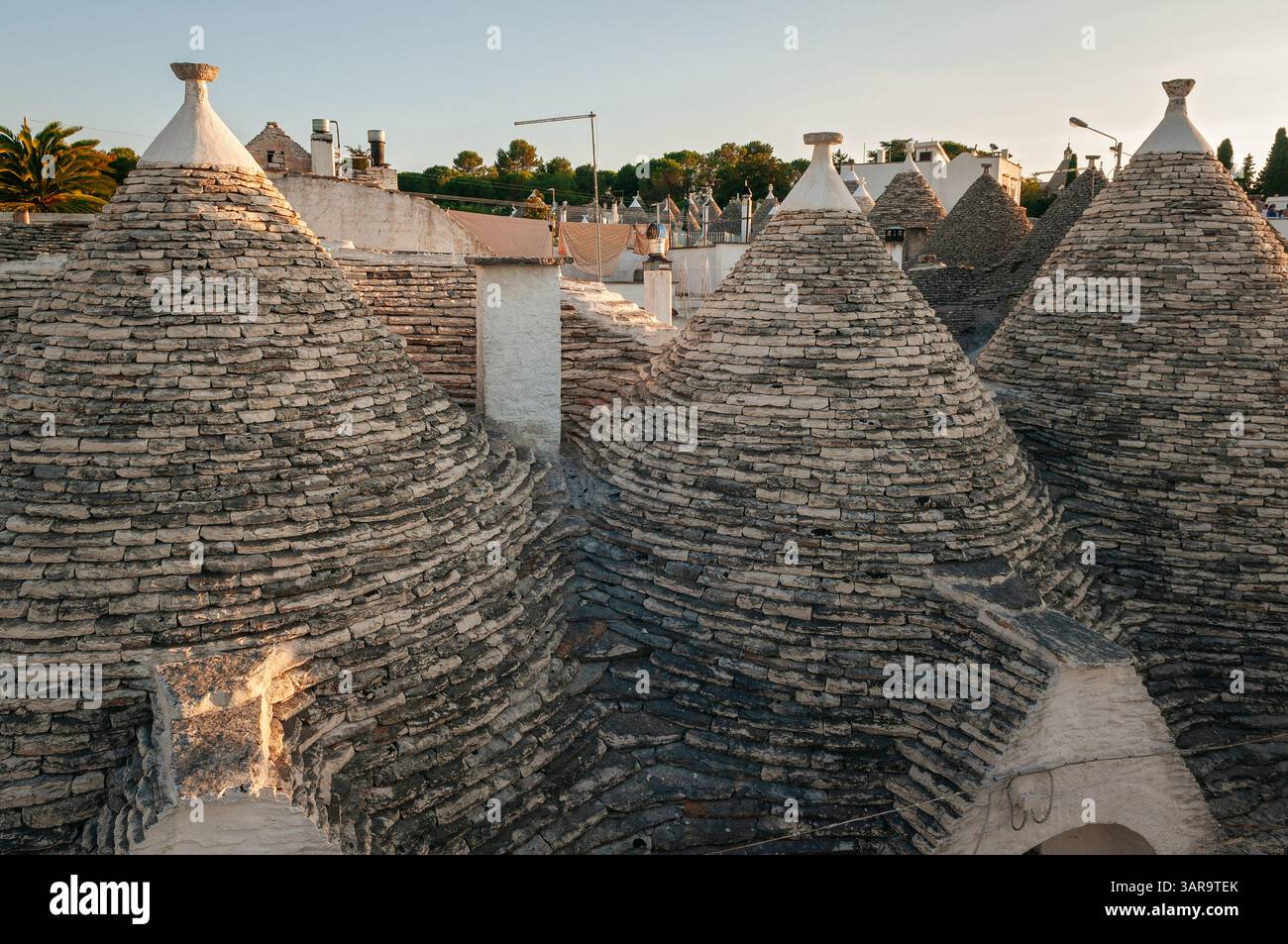 Zahlreiche konische Dächer der Trulli von Alberobello, Apulien, Italien Stockfoto