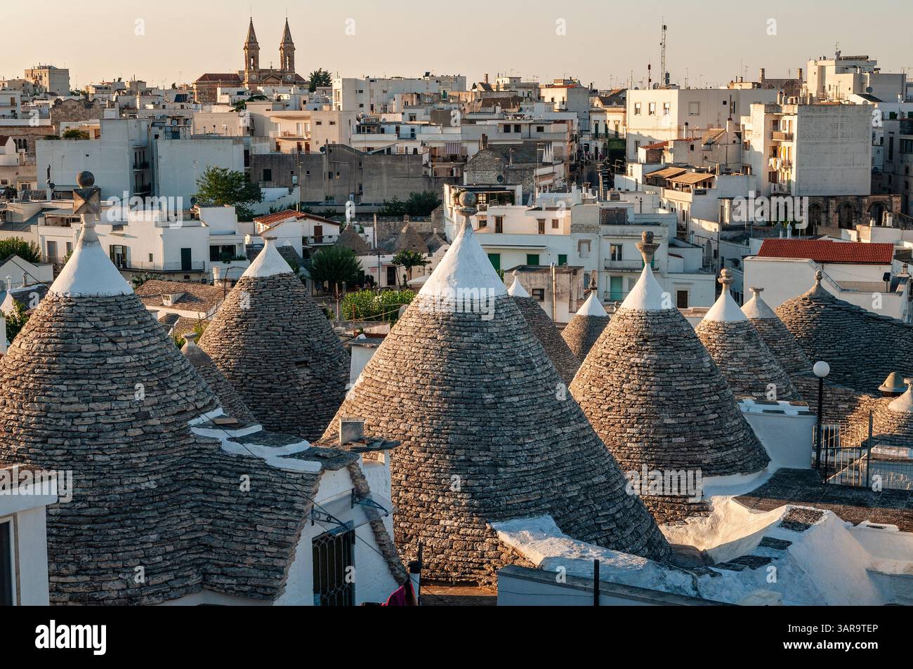 Blick auf Alberobello aus dem Trulli-Viertel, Apulien, Italien Stockfoto