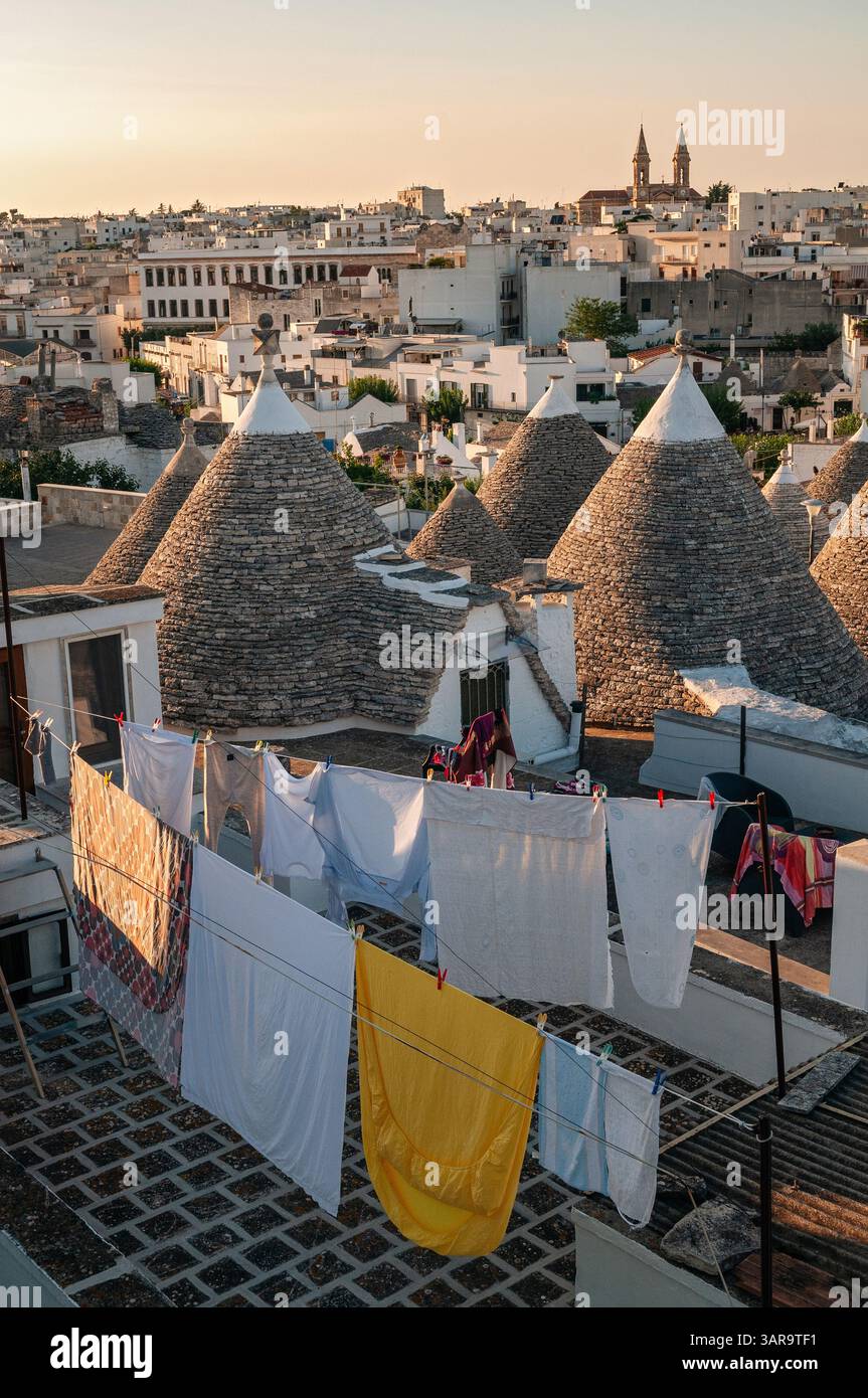 Konische Dächer der Trulli und Wäschetrocknung, Alberobello, Apulien, Italien Stockfoto