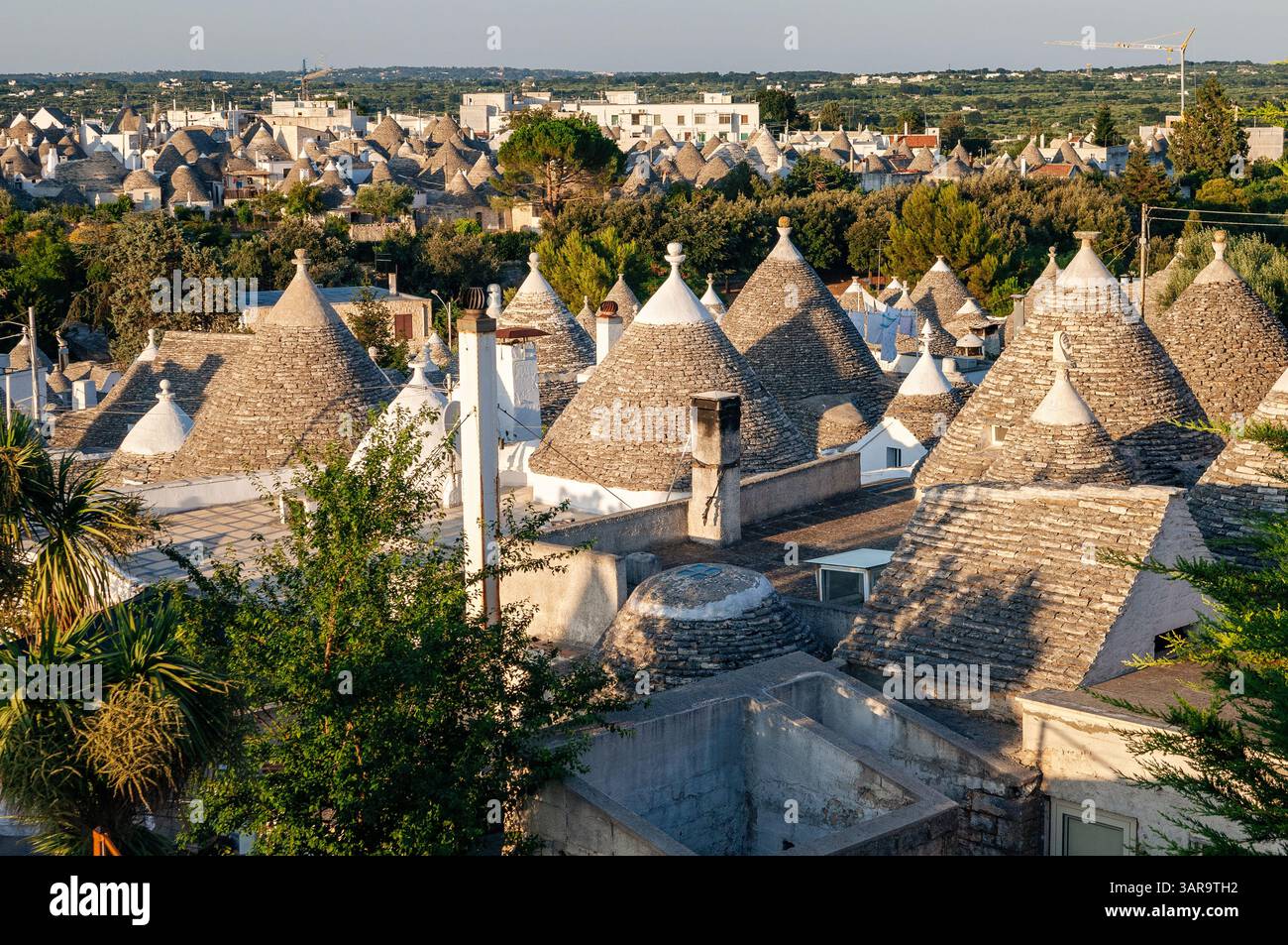 Zahlreiche konische Dächer der Trulli von Alberobello, Apulien, Italien Stockfoto