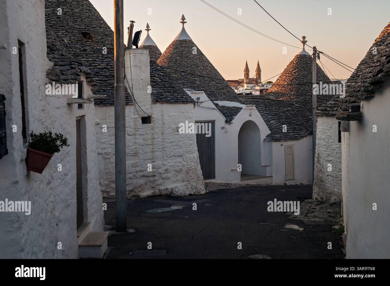 Kirche und Trulli in Alberobello, Apulien, Italien Stockfoto