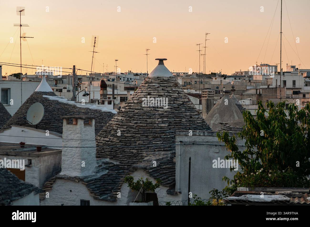 Sonnenuntergang über Alberobello, Apulien, Italien Stockfoto
