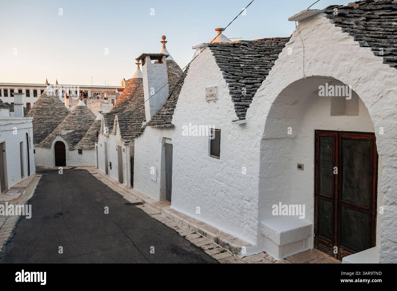 Trulli in der Via Monte Adamello in Alberobello, Apulien, Italien Stockfoto