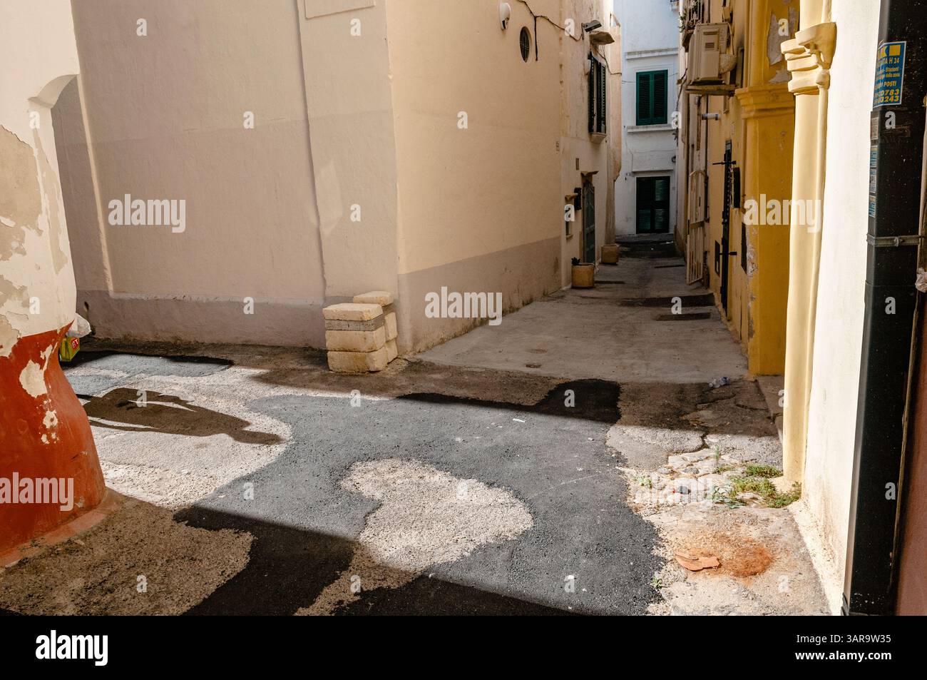 Schatten einer Frau in einer Gasse, Gallipoli, Salento, Apulien, Italien Stockfoto