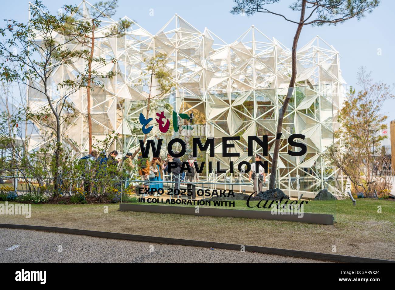 Osaka, Japan - 16. April 2025 : der Frauenpavillon in Zusammenarbeit mit Cartier auf der Expo 2025, in dem „When Women THRIVE, Humanity THRIVE“ gepriesen wird. Stockfoto