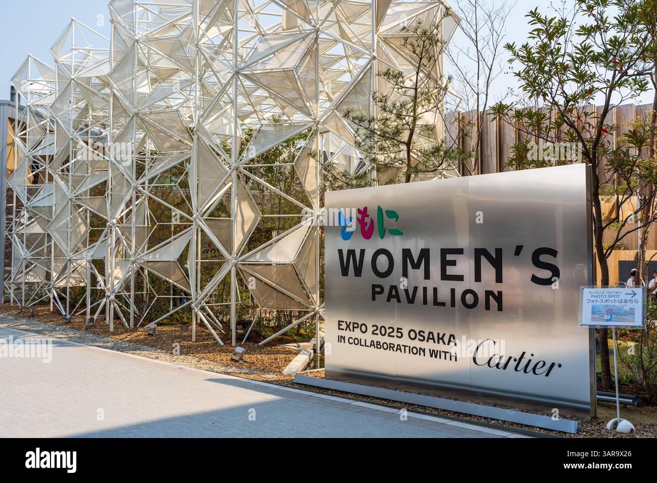 Osaka, Japan - 16. April 2025 : der Frauenpavillon in Zusammenarbeit mit Cartier auf der Expo 2025, in dem „When Women THRIVE, Humanity THRIVE“ gepriesen wird. Stockfoto