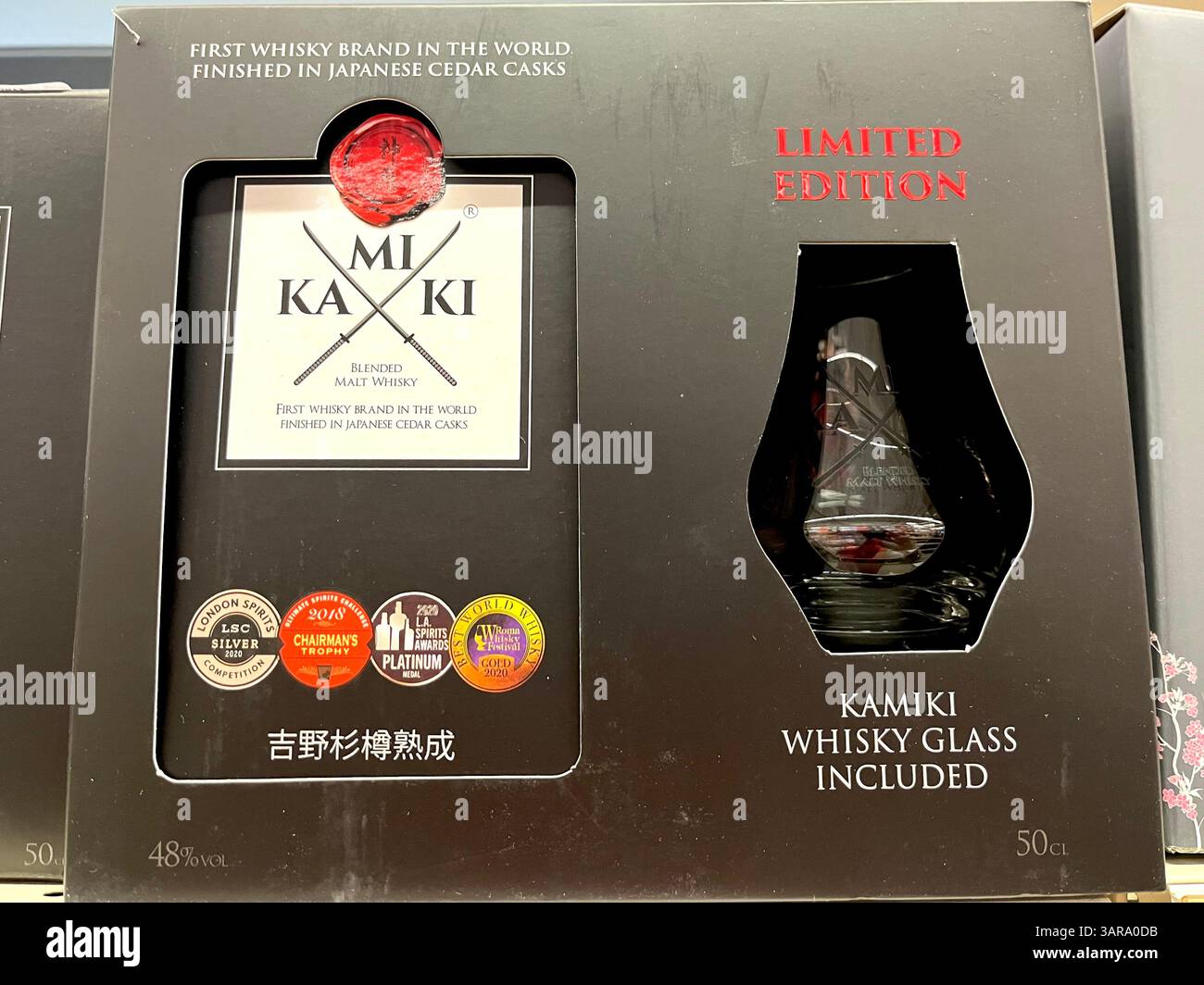 Kamiki Japanische Whiskyverpackungen werden in einem Supermarktregal ausgestellt, die hochwertige Handwerkskunst und ein unverwechselbares Geschmacksprofil für den Einzelhandel präsentieren Stockfoto