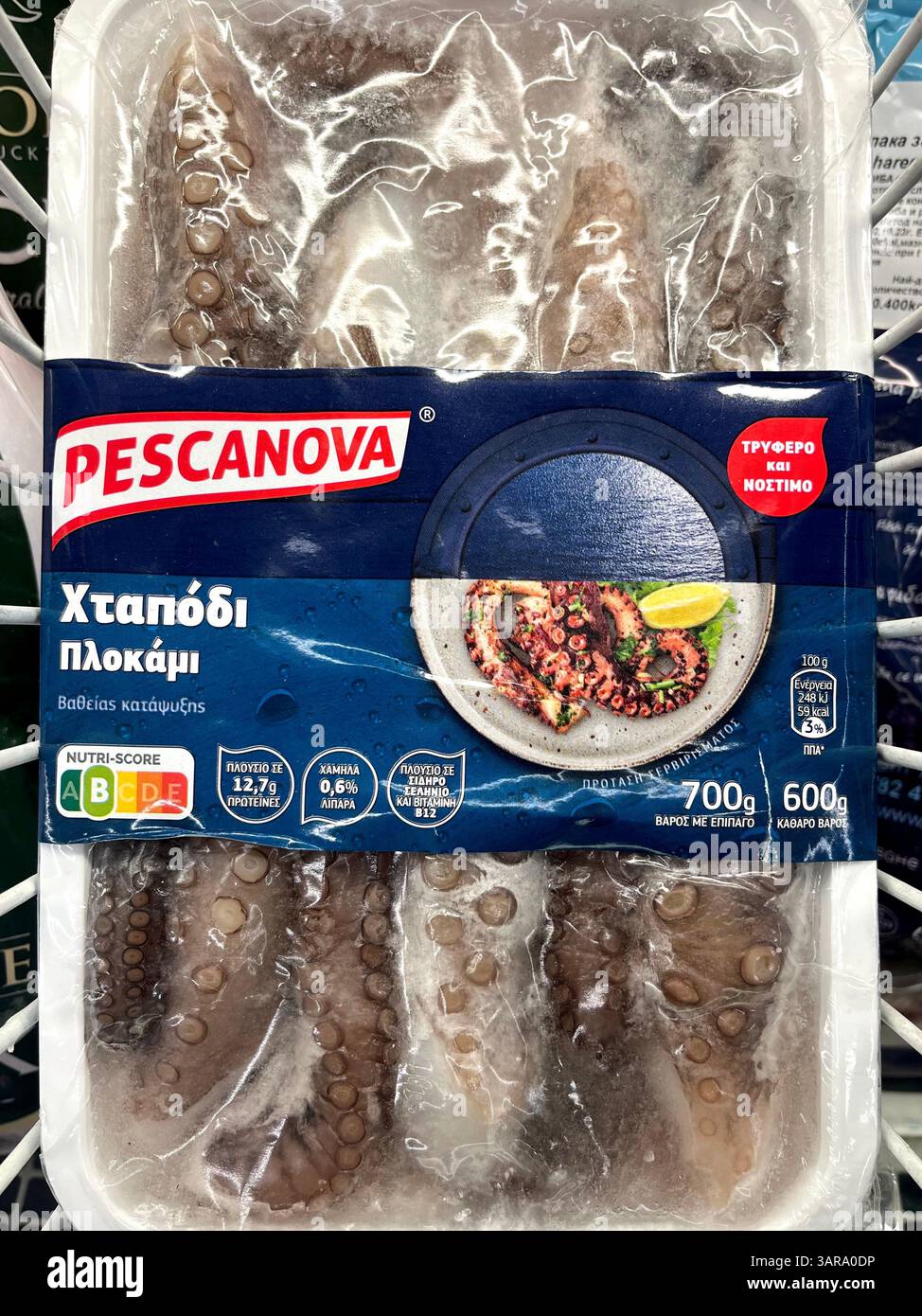 Pescanova gefrorene Kraken-Tentakel-Verpackung in Supermarkt-Tiefkühltruhe, Meeresfrüchte-Produkt aus Griechenland Stockfoto