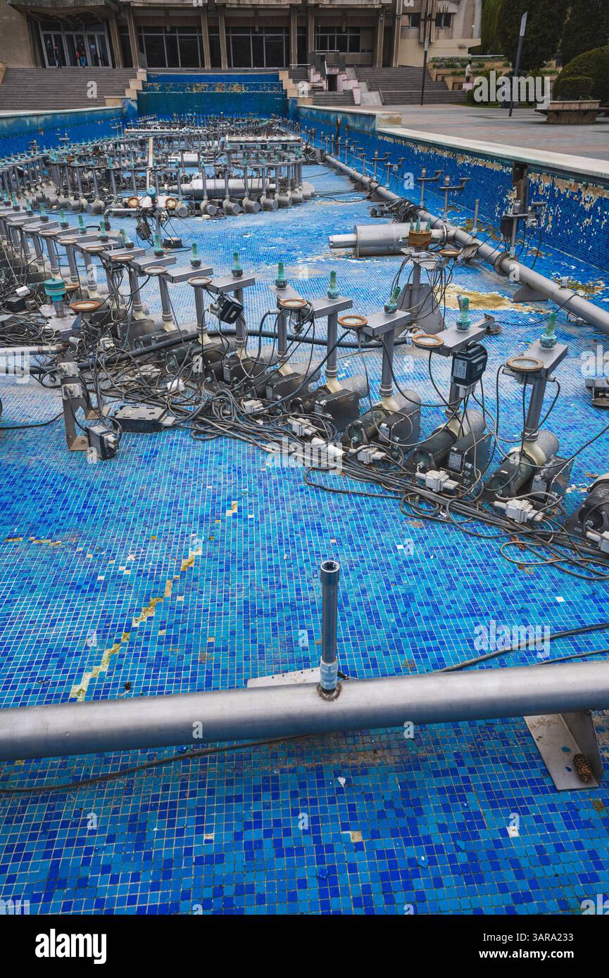 Deva, Rumänien - 11. April 2025 Leere Wasserbecken unter Wartung mit mobilen Düsen interaktive artesianische Springbrunnenpumpen Stockfoto