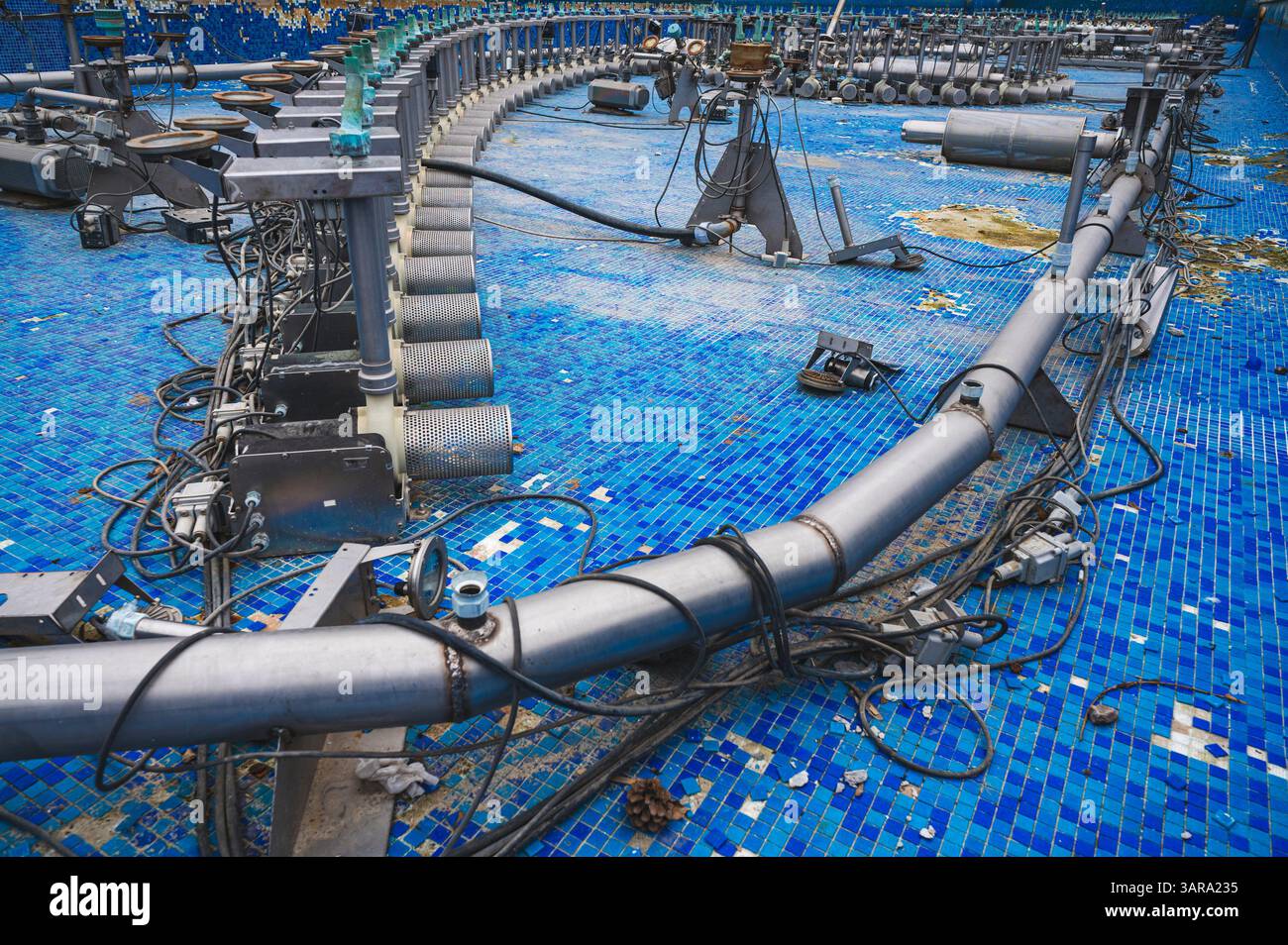 Deva, Rumänien - 11. April 2025 Leere Wasserbecken unter Wartung mit mobilen Düsen interaktive artesianische Springbrunnenpumpen Stockfoto