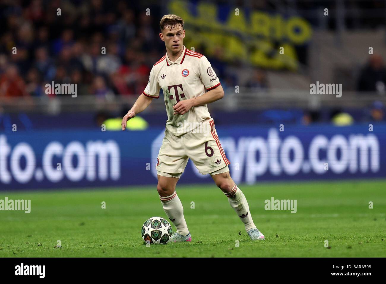 Mailand, Italien. April 2025. Joshua Kimmich vom FC Bayern München im zweiten Legspiel der UEFA Champions League 2024/25 zwischen dem FC Internazionale und dem FC Bayern München im Stadio Giuseppe Meazza (San Siro) am 16. April 2025 in Mailand. Quelle: Marco Canoniero/Alamy Live News Stockfoto